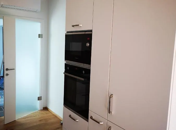 Lägenhet Spacy Next To The Center Of With Terrasse *