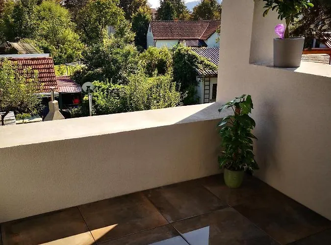 Lägenhet Spacy Next To The Center Of With Terrasse *